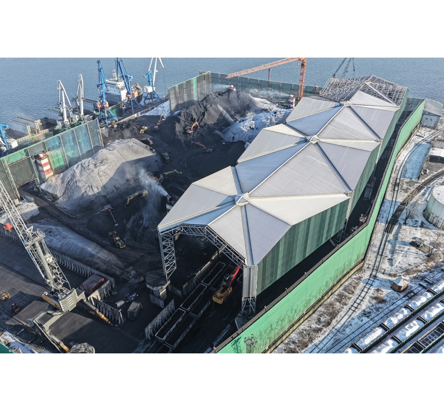 Современные технологии в действии: на «Терминале Астафьева» монтируют навес над зоной выгрузки угля Современные технологии в действии: на «Терминале Астафьева» монтируют навес над зоной выгрузки угля